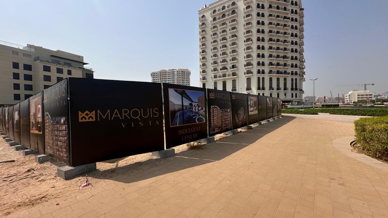 Printed fencing graphics for site and outdoor advertising